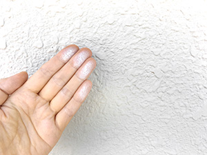 壁を触ると手に白い粉